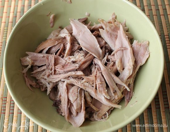 Заранее подготовьте глиняный горшок или порционные горшочки для солянки. Если вы используете глиняные горшки первый раз, то их нужно замочить полностью в холодной воде на час, затем поставить в холодную духовку, выставить температуру 200°C и прокалить мокрые горшки в течение 30 минут, затем охладить их, не вынимая из духовки. Перед приготовлением блюд горшочек замачивают на 15 минут в воде, чтобы стенки впитали влагу и блюдо в горшочке оставалось сочным. В подготовленный горшок (или горшочки) выложите мясо из бульона, разделанное на удобные для еды кусочки.