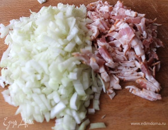 Лук нарежьте кубиком, полоски бекона — тонкой соломкой. На прогретом масле (1 ст. л.) обжарьте бекон на среднем огне 1 минуту, только чтобы сало стало прозрачным. Сразу же добавьте лук и обжарьте его вместе с беконом 5 минут. Лук пропитается ароматом и впитает излишки жира.