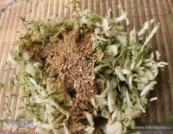 Пока обжариваются овощи, нашинкуйте капусту, смешайте с измельченным укропом. Посыпьте сахаром и начинайте перетирать капусту между ладонями, пока она не даст сок и не станет мягкой. Добавьте к капусте песто с грибами и пряными травами. Если у вас есть домашние сушеные грибы, то нужно либо замочить их заранее и добавить в обжаренные овощи, либо измельчить грибы в ступке. Тогда их можно добавить в солянку, не замачивая.