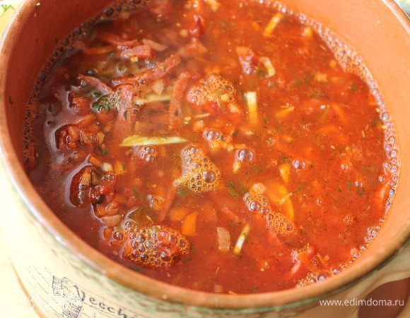 Рассол для бульона нужно прокипятить и снять пену, если она есть. В рассол процедите через сито готовый мясной бульон и доведите до кипения. Залейте этим бульоном содержимое горшка (или порционных горшочков).