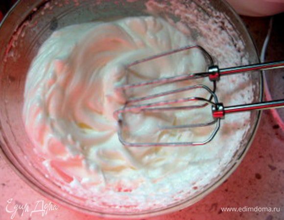 Отделить белки от желтков.
Взбить белки в густую пену.
