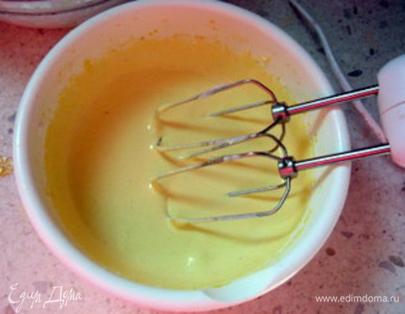 Желтки взбить с сахарной пудрой и цедрой лимона до светлой пены.