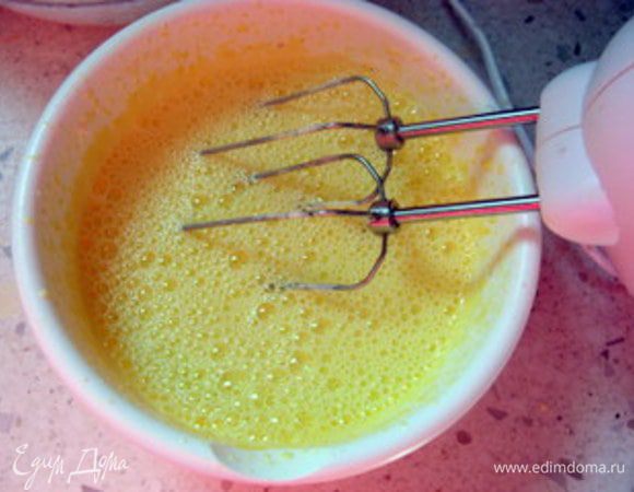 Добавить к взбитым желткам воду и оливковое масло и хорошо перемешать.