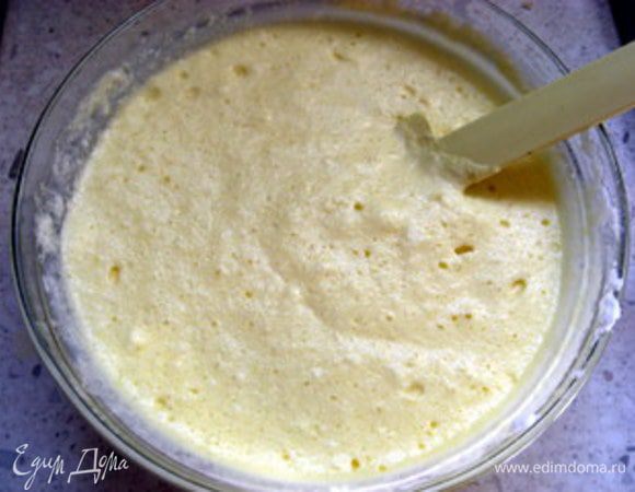 Соединить желтки с белками.