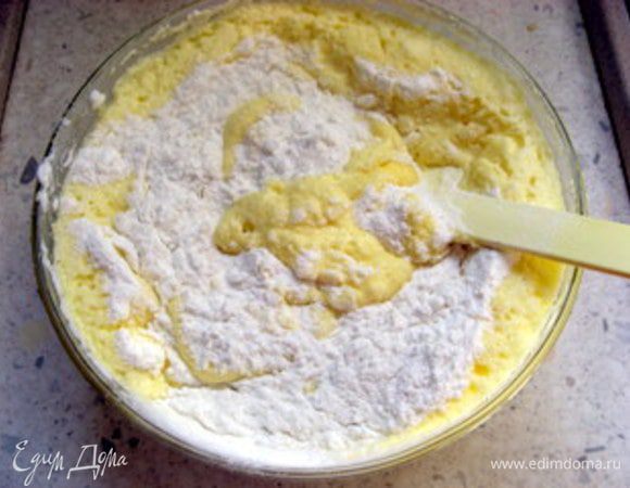 Добавить в яичную массу просеянную муку и разрыхлитель. Тесто не должно быть очень жидким.