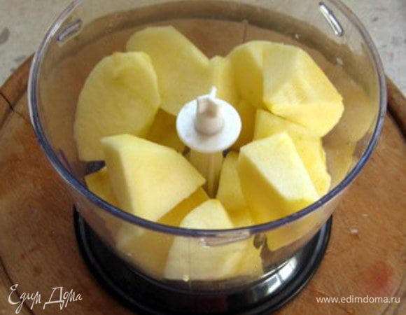 Очистить яблоко и слегка перемолоть его в блендере или натереть на крупной тёрке.

