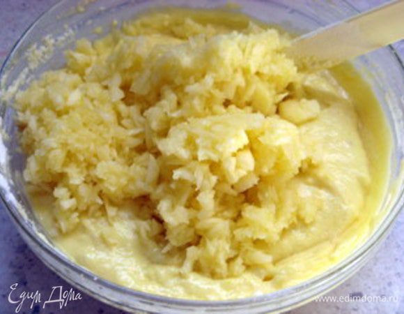 Добавить яблоко в тесто. Хорошо перемешать.

