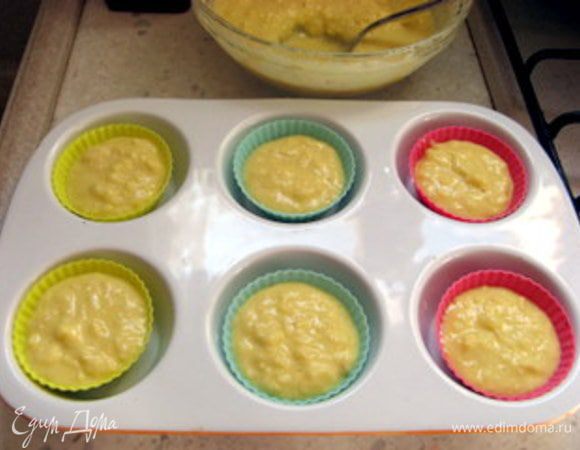 Заполнить формочки для маффинов тестом почти до краёв (это тесто не сильно поднимается).