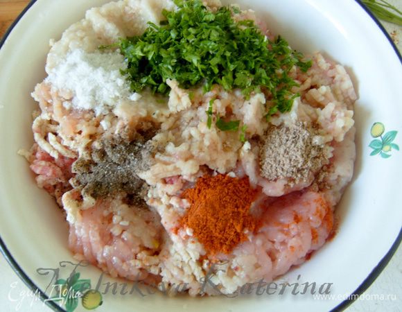 Добавить яйца, все специи и все тщательно перемешать. 