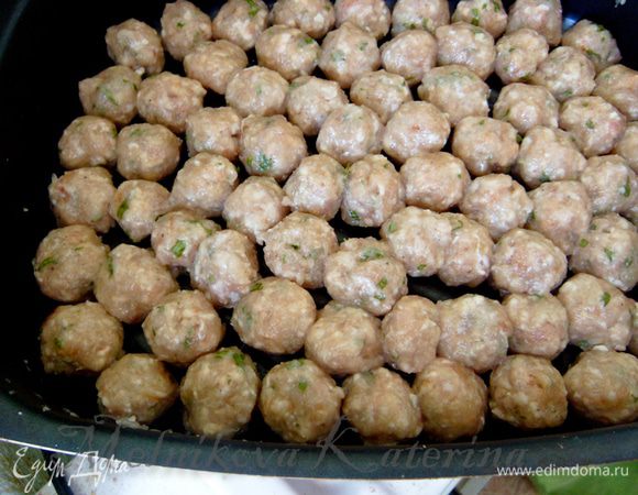 Сформировать тефтельки того размера, как Вам нравится (я люблю маленькие, чтобы даже на два укуса делить не приходилось) и сложить в форму для запекания. 