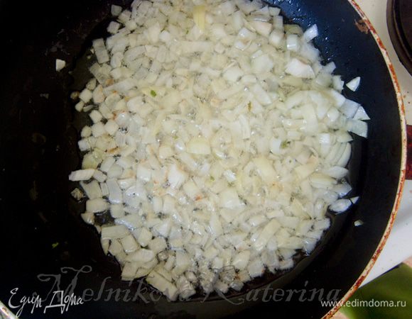 Мелко порубить лук. Поджарить до золотистой корочки на оливковом масле. 