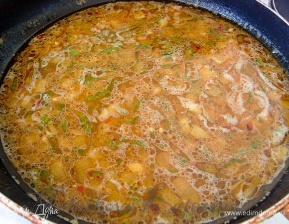 Добавить все специи, лимонный сок, цедру, бульон и проварить несколько минут. 