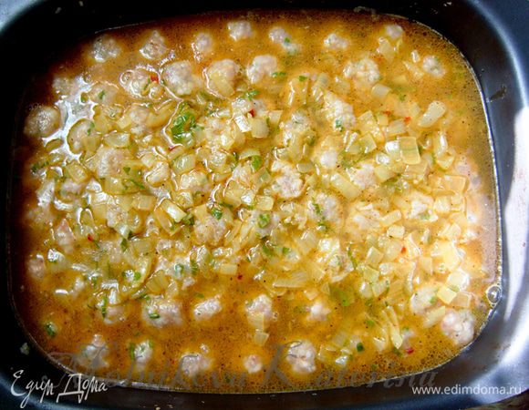 Залить тефтели соусом. Накрыть форму для запекания листом фольги и отправить запекаться на 1 час - 1,5 при 160 градусах (чем дольше они будут томиться, тем лучше). 