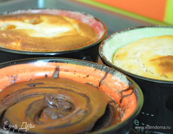 Приготовление:
Творог, яйца, сливки, сахар и ванильный сахар взбить в блендере. В массу всыпать манку, разрыхлитель и соль. Разделить на 3 части. Шоколад растопить на водяной бане. Горшочки смазать сливочным маслом и обсыпать манкой. В один горшочек положить творожную массу чередуя с шоколадом, в другой творожную массу чередуя с вареньем и добавить курагу. В третий творожную массу и тертые на крупной терке яблоко и грушу. Горшочки поставить на противень , налить в него воды и убрать в духовку. Выпекать при температуре 200 градусов до золотистой корочки. МИР ВАМ!