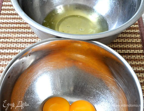 Разделенные яйца на белки-желтки