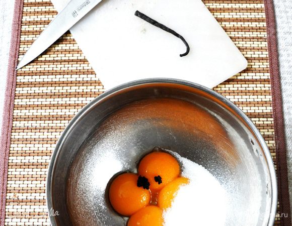 Желтки с сахаром и семенами ванили