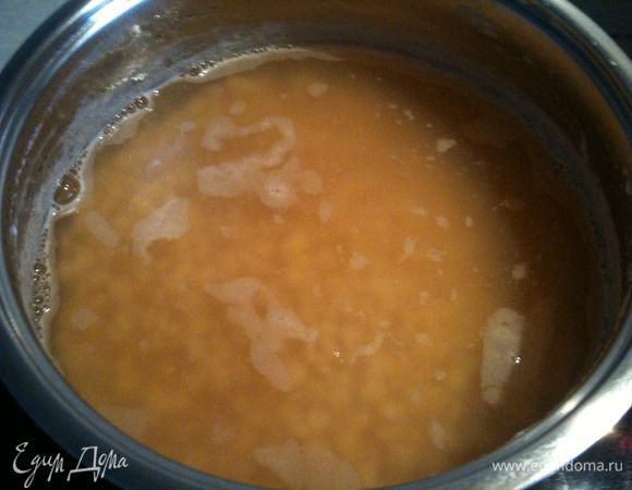 Горох замочить в воде на ночь, можно и не замачивать, просто так он быстрее сварится...