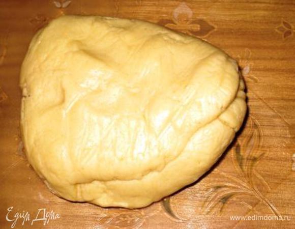 Растереть масло с сахаром до сост. светлого крема. Ввести яйцо. Перемешать до однородности. Ввести муку, быстро замесить мягкое податливое тесто. Положить его на полчасика в морозилку. 