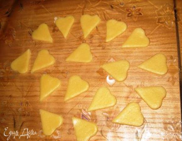 Достать, раскатать до 0,5 см. Стаканчиком вырезать кружочки, формочкой сердечки. Дать ребенку "приклеить" сердечки на кружочки и выпекать при 180 гр до готовности - края должны слнгка позолотиться. У меня пеклись 10 мин.