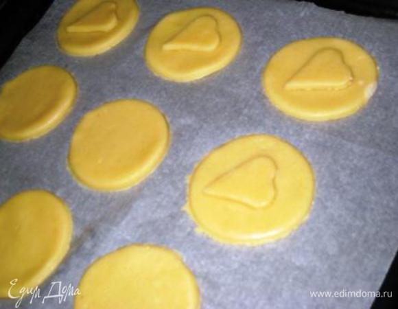 Если на один противень печенья не поместились, след. партию поставить в холодильник до момента отправки в духовку.