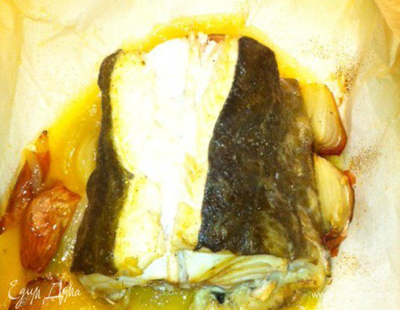 подвернуть бумагу со всех сторон так, чтобы рыба была полностью закрыта. 
запекать 45 минут. 
Если рыба более крупная, то увеличить время запекания.