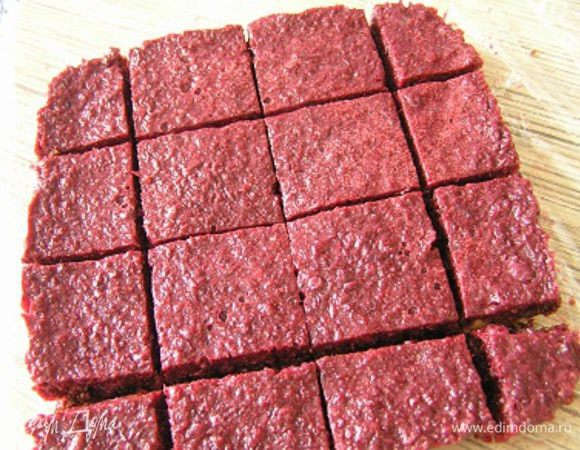 Достать из формы, нарезать крадратиками,