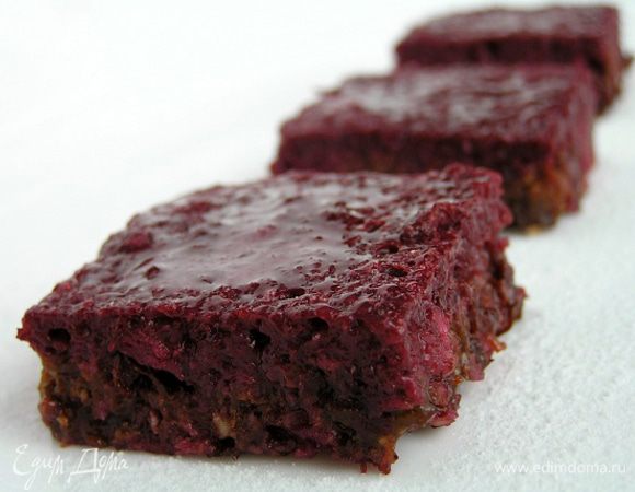 подавать, посыпав сахарной пудрой ***Это была моя ошибка или находка?! Дело в том, что пудра начала таять :(, потом исчезла, оставив после себя "мокрый" след, на фото это видно. Трюк-загадка придал десерту поьрясающий глянец! :)