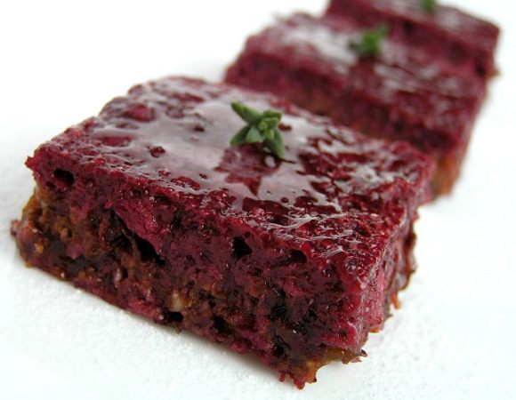 Затем украсить мятой или другой подходящей зеленью (у меня был чабрец). Тарелки можно присыпать какао.