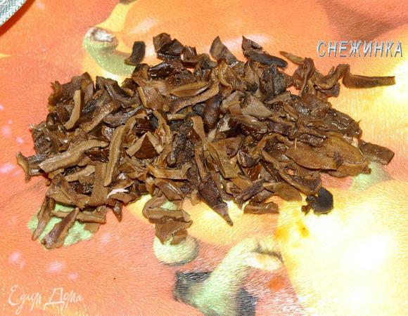 Подготовим все ингредиенты. Сухие грибы замочить на 30 минут в горячей воде. Промыть, отварить в подсоленной воде 30 минут и порезать соломкой.