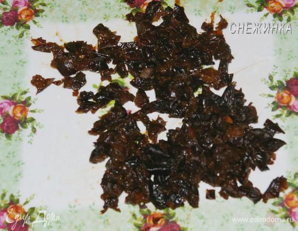 Чернослив замочить в горячей воде на 10 минут, затем мелко порезать.