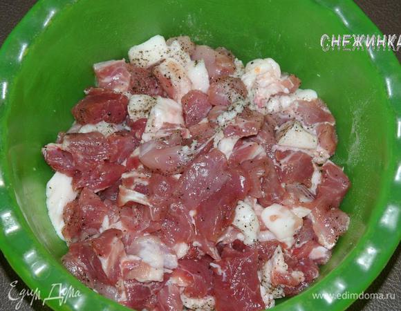 Свинину и говядину порезать небольшими кубиками, посолить, поперчить, оставить.