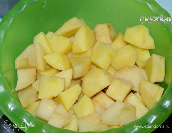 Картофель почистить, порезать крупными кубиками.