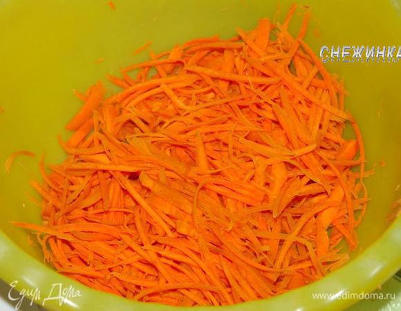 Морковь почистить, нарезать соломкой.