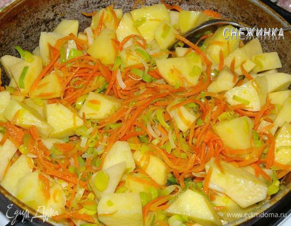 В сковороде разогреть немного растительного масла, добавить 50 г. сливочного масла. Отправить в сковороду лук-порей и морковь, обжарить пару минут. Добавить к ним картофель и обжаривать еще 5 минут.