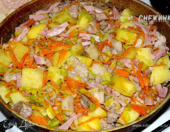 На отдельной сковороде обжарить несколько минут мясо (кроме ветчины). Затем отправить его к овощам, добавить ветчину, перемешать и жарить еще 8 минут.

