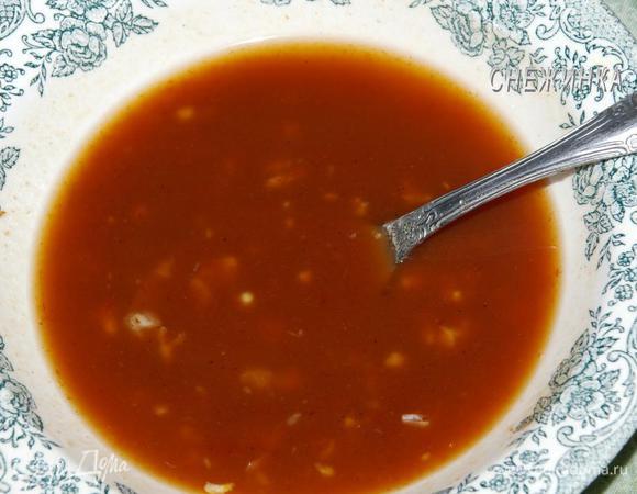 Приготовить соус. Чеснок почистить, пропустить через пресс, смешать с томатной пастой и развести горячей водой до консистенции жидкой сметаны.