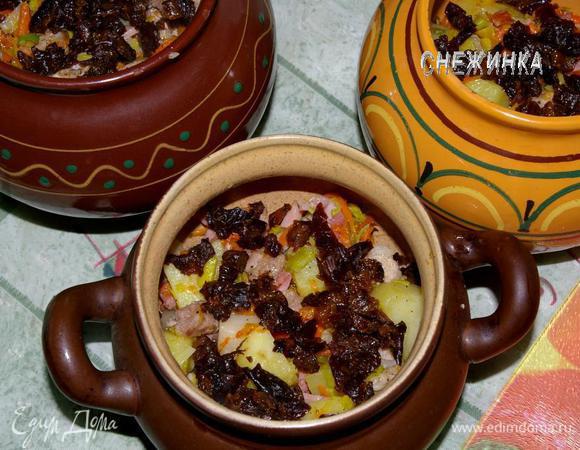 Теперь кладем чернослив.