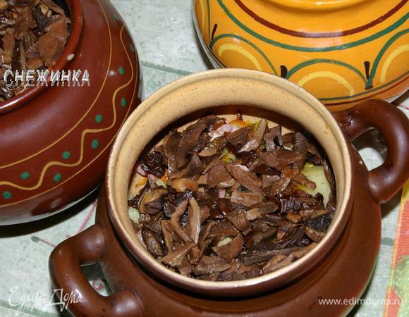 Сверху грибы.