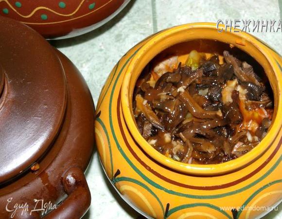 Заливаем соусом, накрываем горшочки крышками (если их нет, можно воспользоваться фольгой) и ставим в духовку, разогретую до 190С на 30 минут.