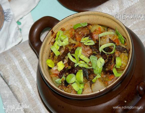 Зелень помыть, измельчить. Подавать пражанину к столу горячей в горшочках, посыпав зеленью. Приятного аппетита!