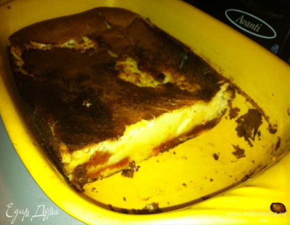 щедро смазать сливочным маслом овальное блюдо для духовки, выложить на дно в один слой чернослив или курагу. 
вылить сверху тесто, запекать 30-40 минут.
охладить час или два и подавать. Очень хорош на следующий день на завтрак )))