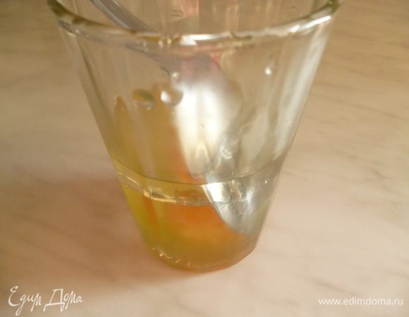 В 200-грамовый стакан разбить яйцо,добавить растительное масло и уксус.