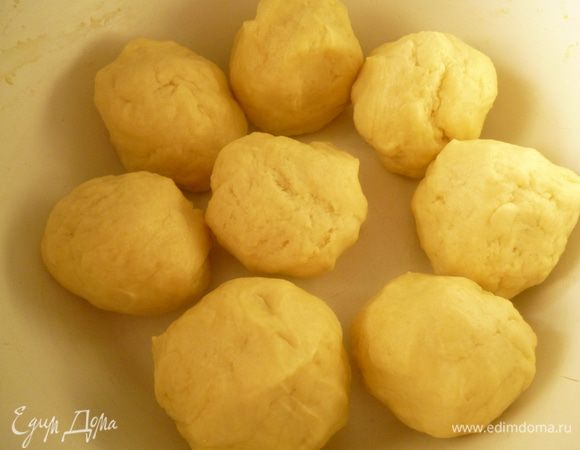 Замесить тесто,разделить его на 6-8 частей.Накрыть пленкой и поставить на 1час в холодильник.