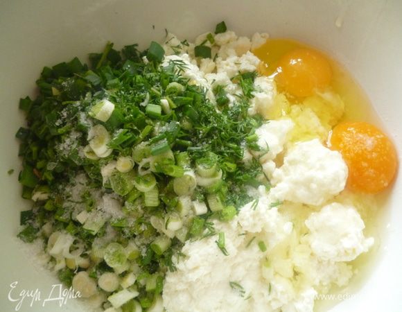 Приготовить начинку:к творогу добавить мелко нарезанную зелень,яйца,соль.