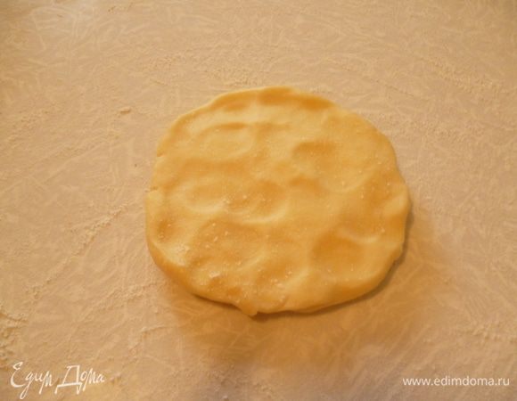 Теперь начнем формовать плацинды.Тесто лучше не доставать все сразу из холодильника.Берем по 2 шарика.Стол посыпать мукой.Делаем руками лепешку.