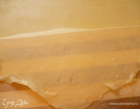 Тесто очень послушное и хорошо раскатывается.Я специально показала на фото до какой тонкости его можно раскатать,оно такое тонкое и прозрачное как тесто фило.