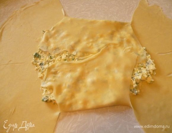 Берем два противоположных сегмента и по очереди закрываем ими начинку от краев к центру.