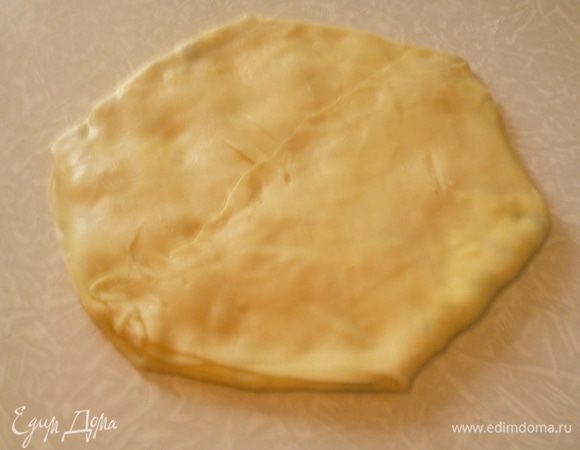 И наконец последние два сегмента.Ладошкой легонько прижимаем по кругу всю плацинду,что бы тесто слепилось.