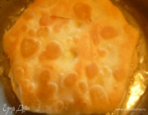 Нагреваем сковороду с растительным маслом.Выкладываем плацинду швами вниз и жарим на маленьком огне примерно 5 минут,затем переворачиваем на другую сторону и тоже обжариваем до приятного румяного цвета.Совет:сковороду лучше нагревать на таком же пламени на каком будем печь плацинды.