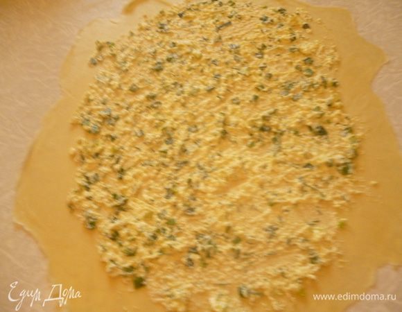 По желанию можно испечь маленькие плацинды,на один укус.Начинку нанести на всю поверхность коржа.